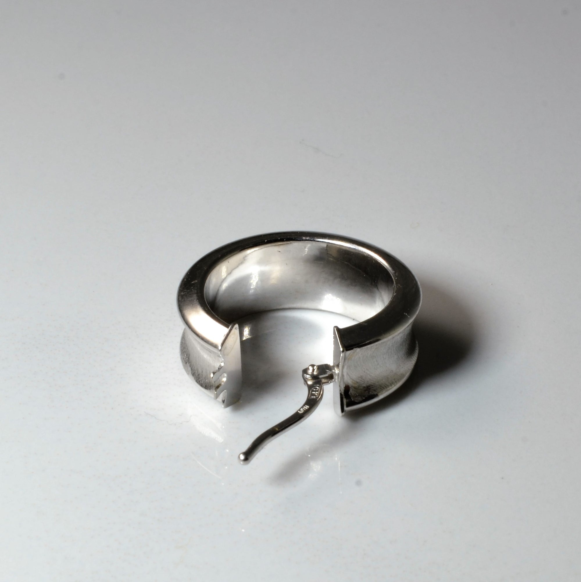 Concave White Gold Hoop Earrings |